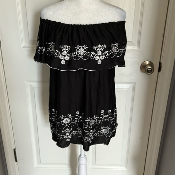 Fever off the shoulder black and white floral blouse size M - Picture 1 of 3